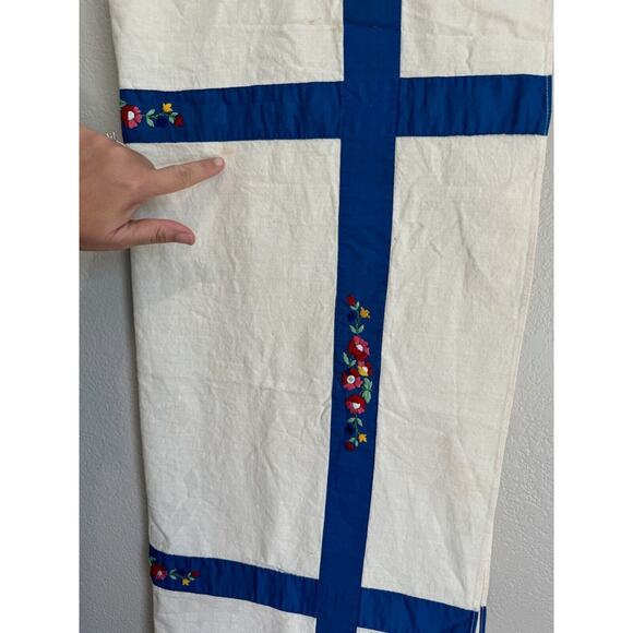 Vintage Hand Embroidered Table Topper Floral 30" x 30" - Picture 10 of 10